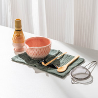Kit de Matcha en Céramique Personnalisé OEM, Ensemble de Thé Matcha Japonais avec Fouet et Cuillère en Bambou, Bol à Matcha Fraise 4-8 Pièces avec Bec Verseur
