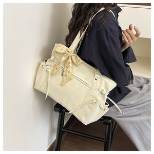 Sac à bandoulière chic avec accent en soie, grande capacité, minimaliste, décontracté, élégant, polyvalent et parfait pour les sorties - Product Image 2