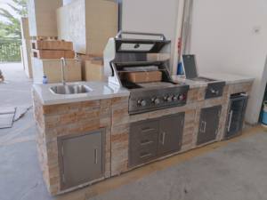 Ensemble de barbecue à gaz intégré moderne et luxueux pour l'extérieur, avec revêtement en pierre naturelle et matériaux en acier inoxydable, évier inclus - Product Image 2