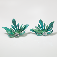 Anting-anting tusuk titanium murni artisanal, zircon potongan brilian bentuk kupu-kupu, klasik, ringan seperti bulu, bebas alergi, untuk wanita