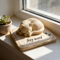 Sculpture commémorative personnalisée pour chat avec base gravée de « n'importe quel mot », statue de chaton endormi avec empreintes de pattes, figurine en résine artisanale