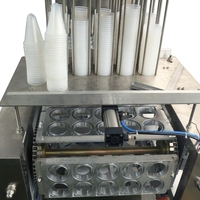 Machine de remplissage et de scellage de boissons Machine automatique de remplissage et de scellage de tasses en plastique de jus de tasse d'eau