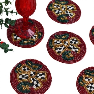 Sous-verre rond perlé fait main, design bohème, écologique, réutilisable, lavable, en tissu rouge, motif or et vert, diamètre 300 mm - Product Image 1