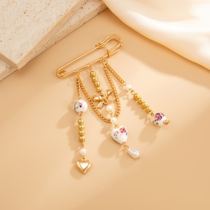Encantos Bowknot Cerâmica Peach Heart Pendant Broche Pin para Mulheres Trendy Lady Vestuário Decoração Moda Jóias Acessórios - Product Image 4