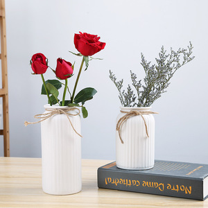 Vase en céramique au design créatif avec surface naturelle pour la décoration de la maison, centre de table, arrangement - Product Image 3
