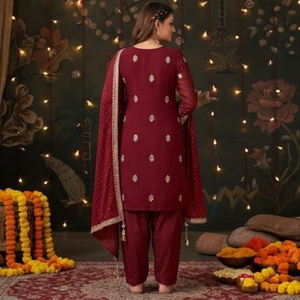 Kurti bordado de color granate para mujer, con pantalones y dupatta a juego, conjunto salwar, ideal para fiestas, bodas y eventos festivos. - Product Image 4