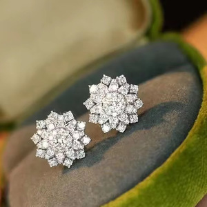 Orecchini a Perno Delicati a Forma di Fiore e Fiocco di Neve per Donne, Design Elegante e Dolce, Accessori per Orecchie da Indossare Quotidianamente - Product Image 1