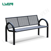 Banc public d'extérieur avec structure carbonisée et assise en bois massif, surface en bois massif et structure métallique, bancs d'extérieur bon marché fabriqués en usine