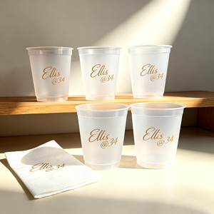 Gobelets personnalisés 2026 avec logo pour mariage, 16 oz, en PLA/PET, à paroi simple, givrés, pour fête, gobelets de stade en plastique avec couvercle, serviette et monogramme, pour la mariée - Product Image 1