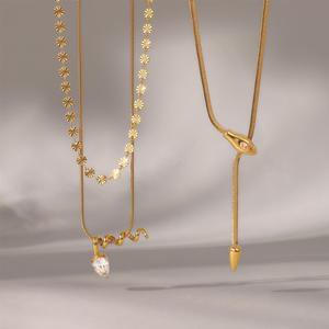 Collar con colgante de serpiente en tono dorado con circonitas, diseño de garra, para uso diario, regalo de joyería para mujer - Product Image 3