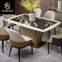 Table de salle à manger moderne au design de luxe dernier cri avec dessus en marbre, base en acier inoxydable doré
