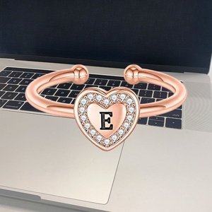 Anillos infantiles de latón chapado en oro rosa con inicial de corazón, regalo de San Valentín de UM Jewelry para niñas adolescentes, ajustables, sin deslustre. - Product Image 5