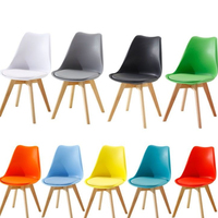 Chaise de salle à manger empilable Cyber Café, corps en plastique coloré, dossier croisé en bois, pour bar internet et église
