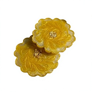 Posavasos Reutilizables Antideslizantes de Resina UO Craft con Forma de Flor Amarilla, Textura de Mármol y Centro Dorado, Estilo Glam, para Decoración del Hogar y Uso en Mesa - Product Image 1