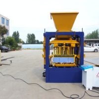 Machine à blocs de béton semi-automatique QT4-24 pour la production de matériaux de construction