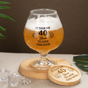แก้วเบียร์ขนาด 17 ออนซ์ สำหรับวันเกิดครบรอบ 40 ปี พร้อมชุดจานรองแก้วไม้ไผ่ แก้วน้ำสลักลายตลกแบบกำหนดเองสำหรับอายุ 40 ปี ของขวัญสำหรับผู้ชายและผู้หญิง - Product Image 5