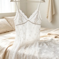 Tissu en dentelle crochetée blanche avec motif floral médaillon et cordon, matière en dentelle tricotée pour robes de mariée et rideaux