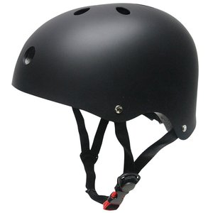 Casco de skate negro transpirable de ajuste universal para protección en patinaje sobre ruedas - Product Image 1