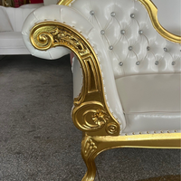 Canapé deux places de luxe de style européen orné avec accoudoirs incurvés et accents en cristal pour hôtels et événements