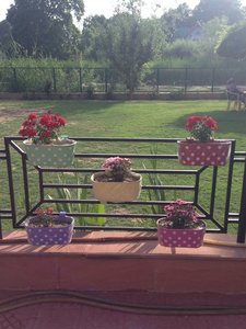 Maceta de barandilla ovalada de Metal duradero de alta calidad con diseño de puntos Pantalla de planta de balcón segura elegante para el hogar y el jardín - Product Image 6