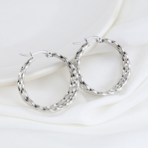 Pendientes de Aro Triple de Acero Inoxidable Chapados en Oro de 18K y Plata con Alambre Trenzado |   Aros Geométricos Ligeros con Cierre de Clip para Mujer - Product Image 5