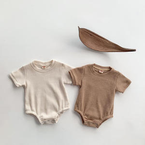 Vêtements pour bébés en gros sous marque privée, barboteuses neutres de couleur unie naturelle, combinaisons d'été à manches courtes pour bébés garçons - Product Image 1