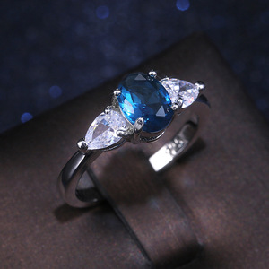 Anello F181 in moissanite, argento 925, taglio ovale, anello di fidanzamento a tre pietre per donna, montatura a griffe, gioiello. - Product Image 1