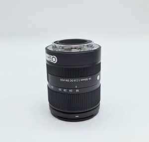 Estilo de retrato: 50mm F2.8, bokeh de medio cuerpo perfecto. Usado, 18-50 F2.8, montura E, completamente funcional. - Product Image 2