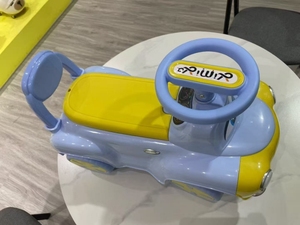 Coche de cuatro ruedas para niños pequeños hecho de plástico duradero - Product Image 4