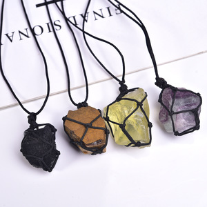 Ciondolo in Cristallo Grezzo, Gioielli in Cristallo Naturale, Grande Collana di Ametista Viola con Gemma Grezza in Rete Avvolgente - Product Image 2