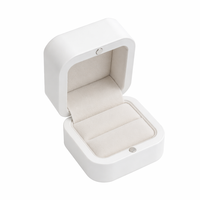 Petite boîte à bijoux magnétique blanche en papier avec coussin en velours, mini emballage pour fiançailles, mariage, demande en mariage, vente en gros