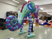 Caméléon gonflable de marche géant de marionnette de lézard gonflable d'éclairage coloré pour le défilé