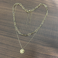 Collar de doble capa con cadena de eslabones chapado en oro de 18K, resistente al desgaste, con colgante redondo plano de cruz larga y colgante redondo martillado prensado al aceite para mujer