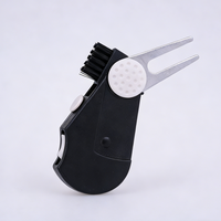 Vente en gros d'accessoires de golf multifonctionnels pliables 5 en 1 en plastique : outil de réparation de divots, marqueur de balle, brosse de nettoyage, compteur de coups
