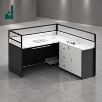 Poste de travail moderne et minimaliste avec panneaux d'écran et chaises pour bureau informatique et espace de travail multi-personnes