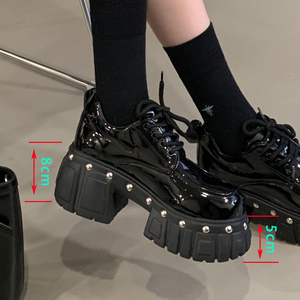 Chaussures pour femmes en cuir verni brillant à bout rond, talon compensé de 8 cm, semelle épaisse, style punk avec rivets, pointures 5-43 - Product Image 4