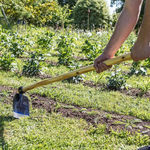 Azada de jardín de acero forjado de alta calidad, riel H305, diseño de acero resistente para excavación, deshierbe y torneado de suelo - Product Image 1