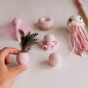 Balle interactive légère en fil doux au crochet avec plumes, herbe à chat et valériane, jouet à grincer pour chats d'intérieur - Product Image 3