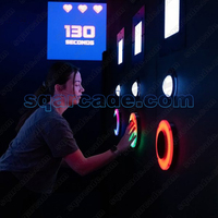Jeu de ballon mural avec bouton lumineux LED et tuyaux métalliques pour parc d'attractions intérieur