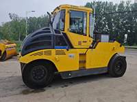 Rouleau compresseur pneumatique BOMAG BW27RH d'occasion 2018 avec poids réglable de 13 à 27 tonnes pour la construction de routes en asphalte