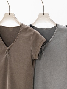<span class=keywords><strong>T</strong></span>-<span class=keywords><strong>shirt</strong></span> pour <span class=keywords><strong>femme</strong></span> à col en V, <span class=keywords><strong>gris</strong></span> clair, nouvelle mode, logo personnalisé, mélange de coton et de spandex, <span class=keywords><strong>t</strong></span>-<span class=keywords><strong>shirt</strong></span> slim à boutons - Product Image 4