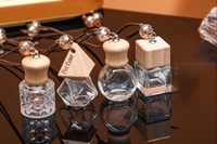 Pendentif Diffuseur de Parfum de Voiture en Verre avec 4 Arômes d'Huiles Essentielles pour une Fragrance Longue Durée, Ornement pour l'Intérieur Auto