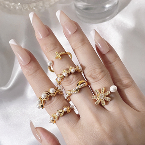 Bague élégante en forme de feuille plaquée or 18 carats de style coréen avec perle CZ pour femmes - Product Image 4
