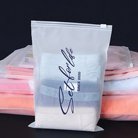 Sacs d'emballage personnalisés en plastique transparent mat givré refermables avec fermeture éclair et logo imprimé pour le rangement de vêtements (chemises, robes)