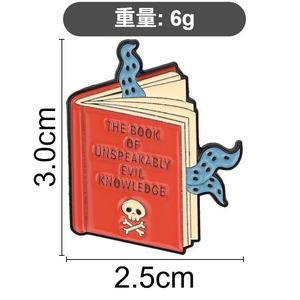 Joyería al por mayor personalizada: Broche de esmalte gótico punk con diseño de libro del conocimiento maligno, de aleación de zinc, chapado en níquel negro, con tentáculo de amor y terror - Product Image 5