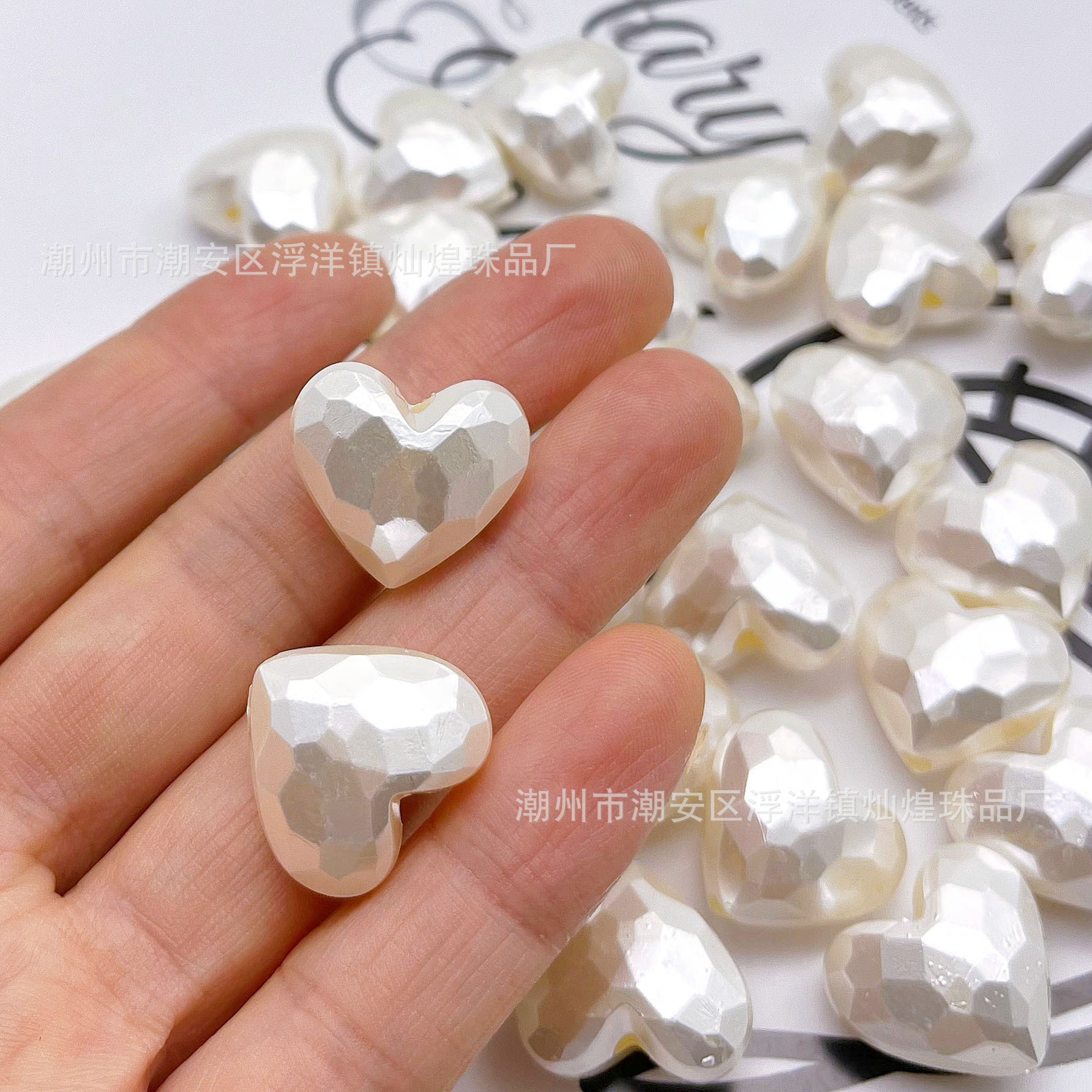 Coeur de pêche tridimensionnel à multiples facettes blanc cassé