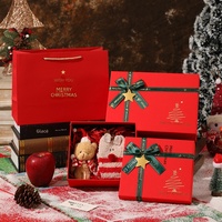 Coffrets cadeaux de Noël avec nœuds papillon rouges, écharpes et ensembles de tasses isothermes, boîtes d'emballage et sacs cadeaux pour la veille de Noël
