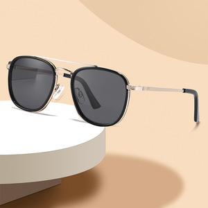 Gafas de Sol con Marco Metálico, Protección UV400, Unisex, para Viajes, Conducir y Atuendos Modernos - Product Image 1