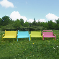 Chaise double design moderne pour enfants, jardin, extérieur, métal, détente, avec couleurs vert, rouge, bleu, jaune, pour chambre, école, atelier