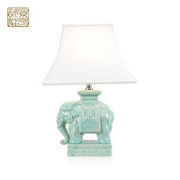 Lampe de table électrique en céramique de style européen avec abat-jour en forme de tambour et apparence d'éléphant pour salon